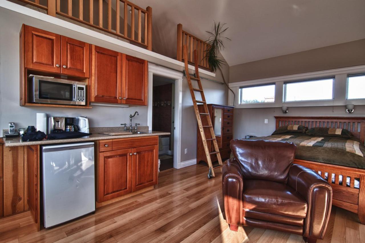 Birds Of A Feather Victoria Oceanfront Studio Suites Colwood Eksteriør bilde
