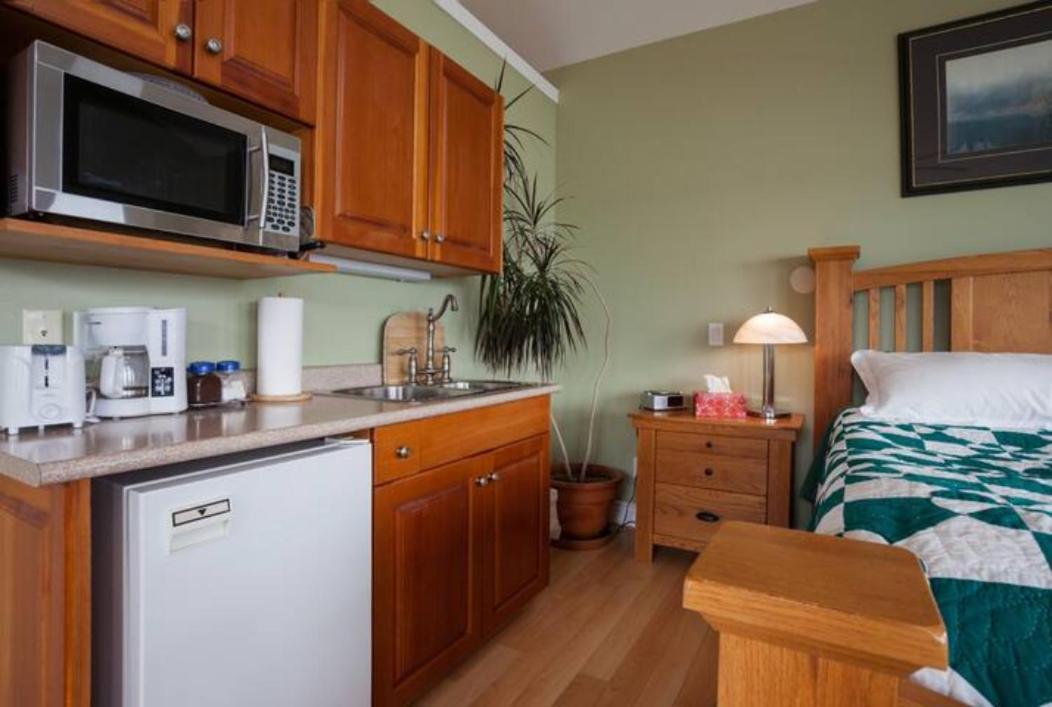 Birds Of A Feather Victoria Oceanfront Studio Suites Colwood Eksteriør bilde