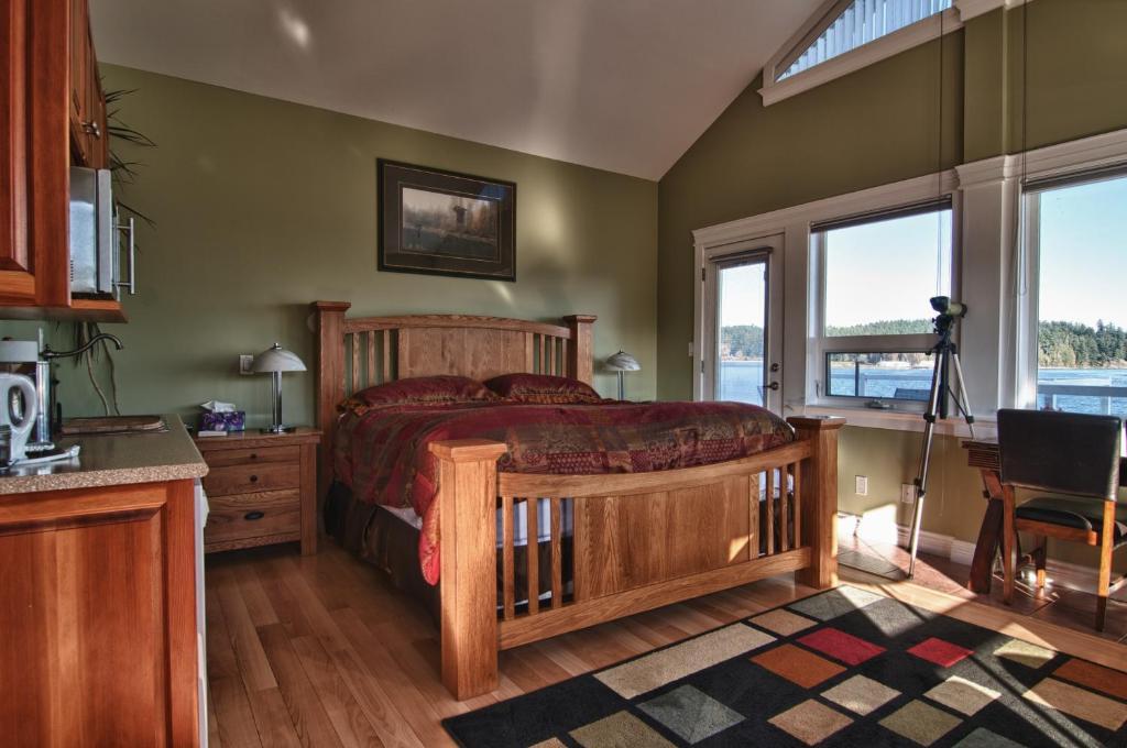 Birds Of A Feather Victoria Oceanfront Studio Suites Colwood Rom bilde
