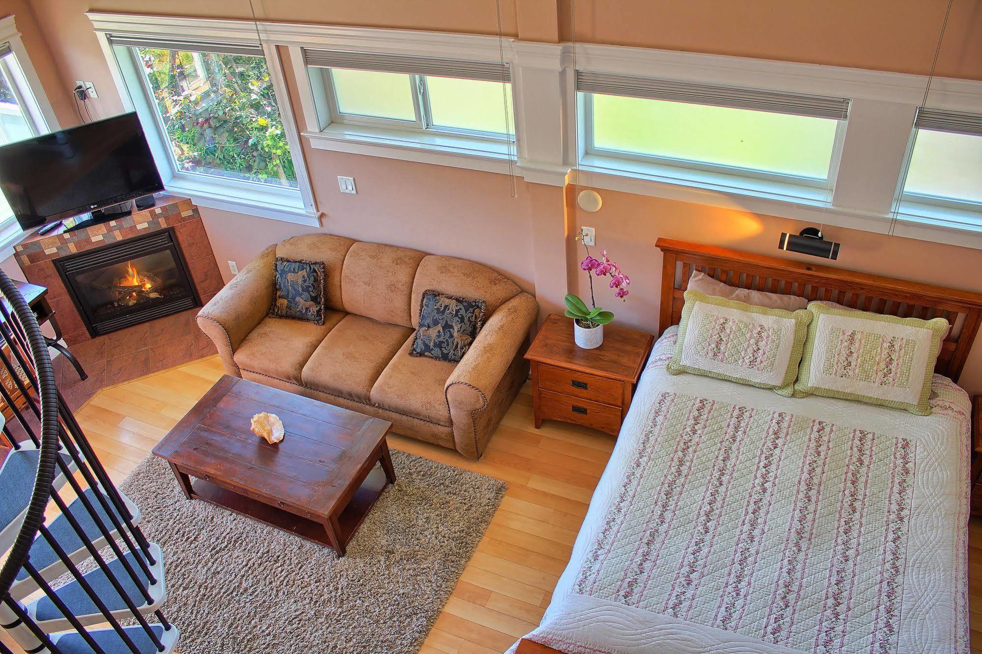 Birds Of A Feather Victoria Oceanfront Studio Suites Colwood Eksteriør bilde