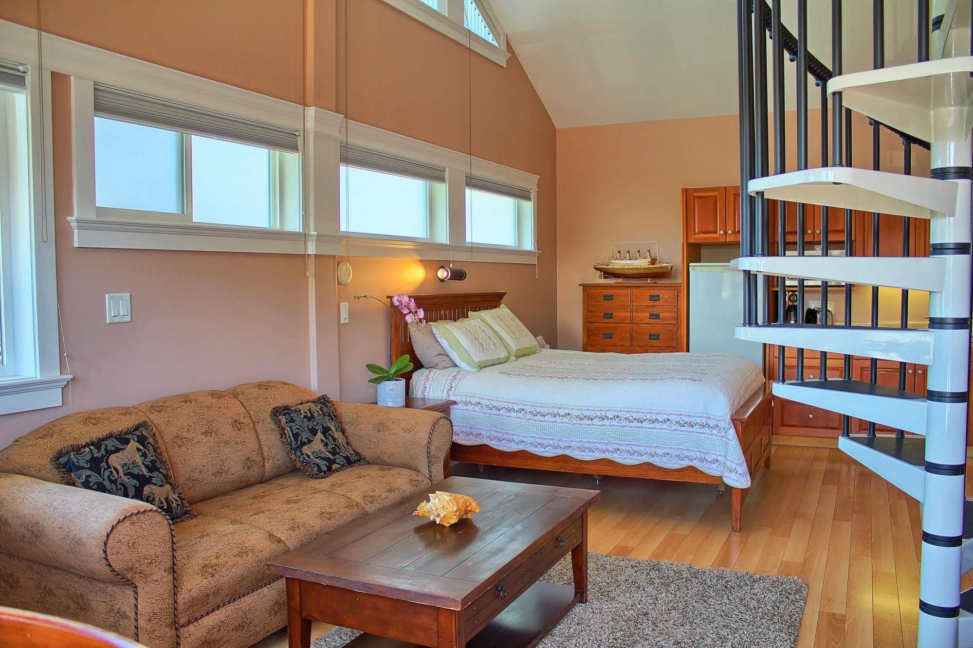 Birds Of A Feather Victoria Oceanfront Studio Suites Colwood Eksteriør bilde