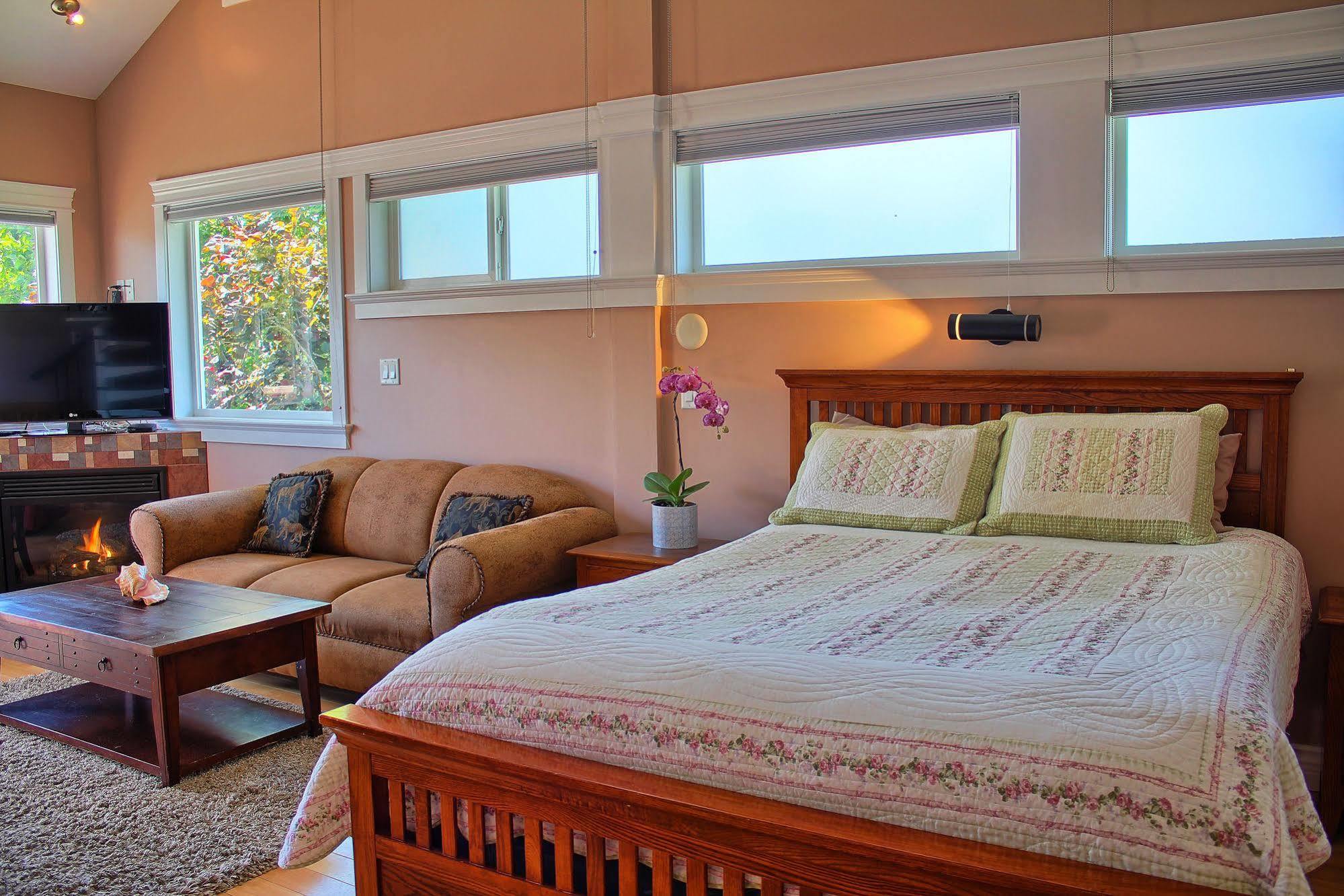 Birds Of A Feather Victoria Oceanfront Studio Suites Colwood Eksteriør bilde