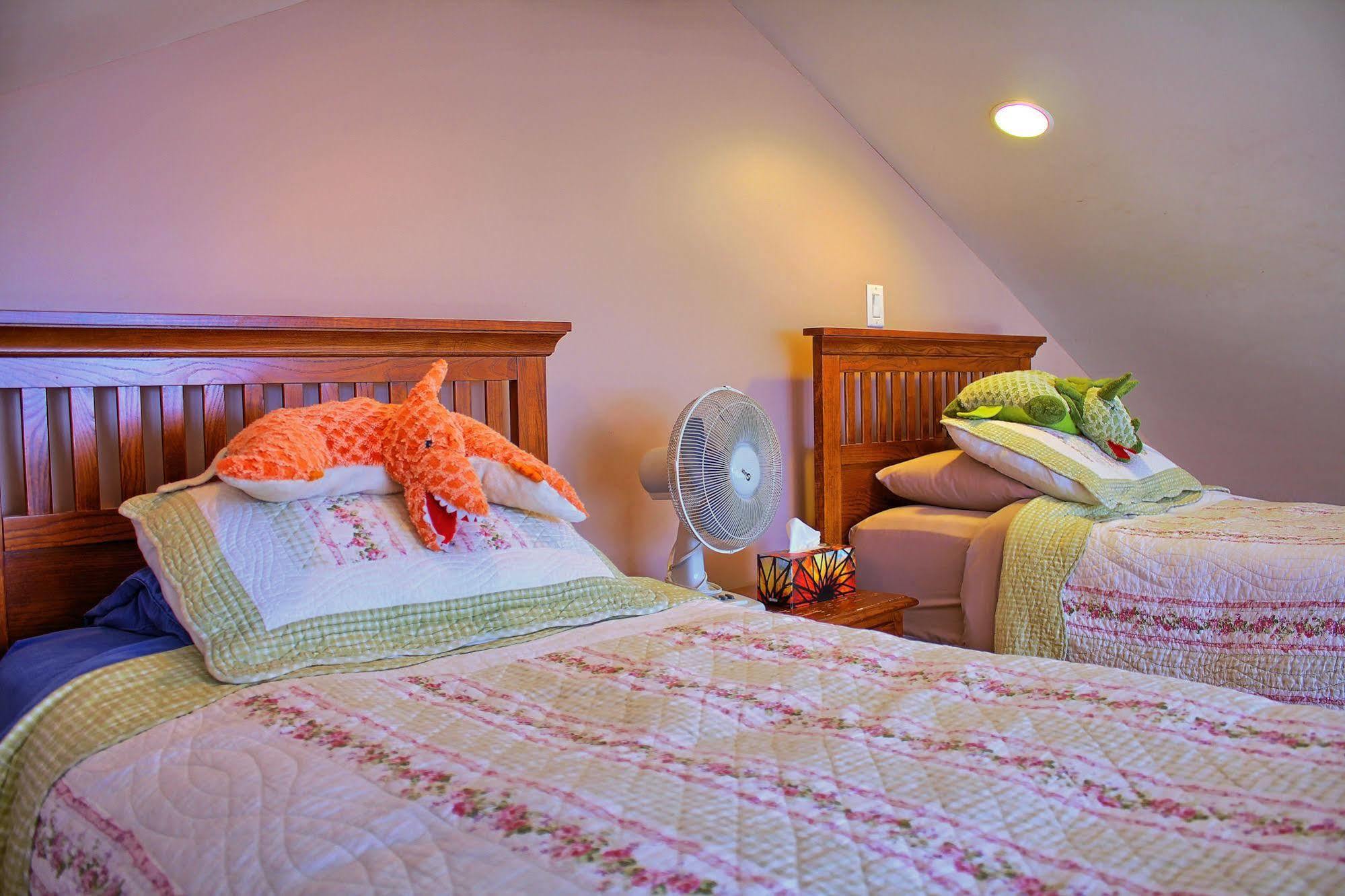Birds Of A Feather Victoria Oceanfront Studio Suites Colwood Eksteriør bilde
