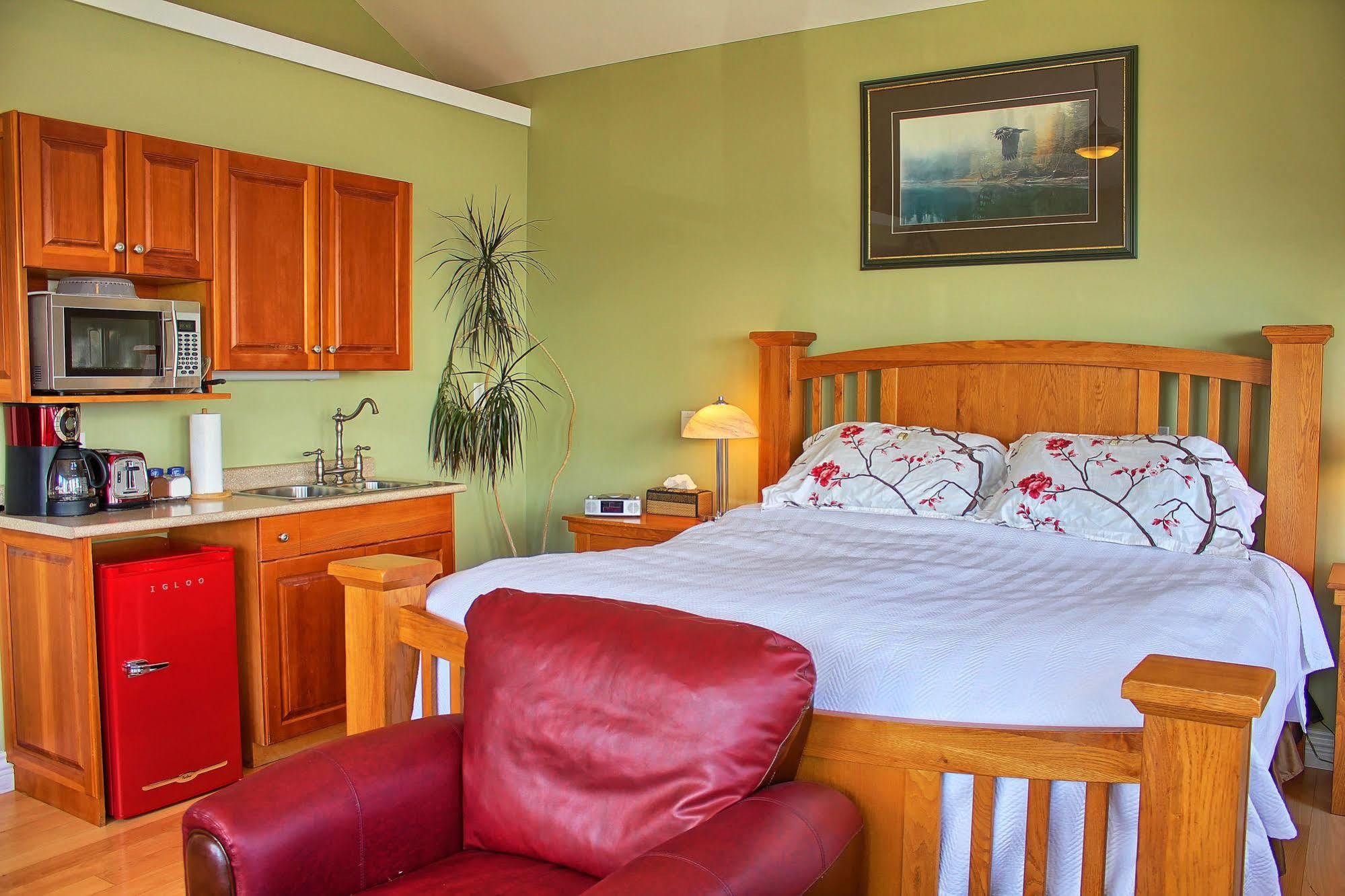 Birds Of A Feather Victoria Oceanfront Studio Suites Colwood Eksteriør bilde